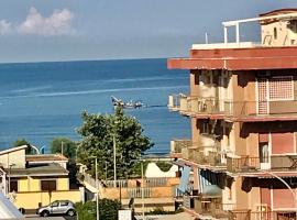 Attico Centralissimo Vista Mare, hotel a Torvaianica