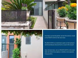 Spacious Beachfront Property (maisonette), hotel i Kalamata