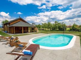 V's place - wooden house with heated pool and outdoor sauna, hotel em Otočac