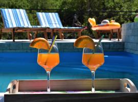 Vila Stella - holiday home with private heated pool, cabaña en Senj