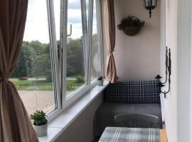 Sunny apartment 10 min from the beach !, hotel with parking in Liepāja