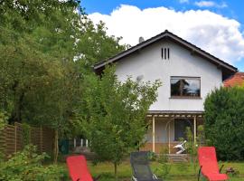 Charming family friendly holiday home with backyard pool, hotel in Neukirchen