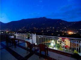 47hill hotel, hotel in Bajaura