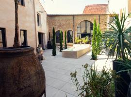 El pati, hotel v destinaci Thuir