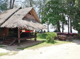 Viesnīca Fisherman's Hut , ขนำชาวเลโฮมสเตย์ pilsētā Pak Meng, netālu no apskates objekta pludmale Had Pak Meng