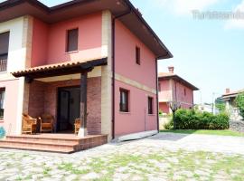 Chalet Tina Mayor: amplio jardín y tranquilidad muy cerca de la playa, vakantiewoning in Pesués