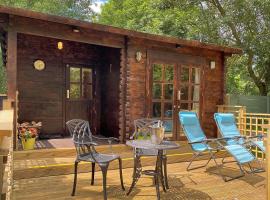 The Lodge with hot tub, hotel i nærheden af Maidstone Services M20, Maidstone