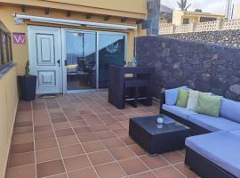 Nautilus I: Casa con terraza y vistas al mar – hotel w mieście La Caleta