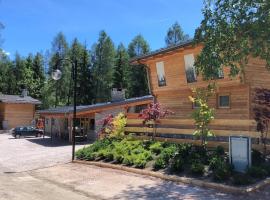 I Larici Camping Lodge, campismo de luxo em Ossana