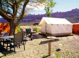 FunStays Glamping Setup Tent in RV Park #6 OK-T6, hôtel à Moab