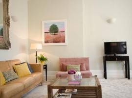 Seaview Mansion Apartment - Central Hove with PARKING, apartment in Brighton & Hove