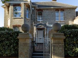 Cranborne House, guest house in Poole