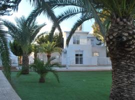 Flisvos Beach Apartments, hotel di Protaras