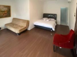 RedDoorz Plus @ Megamendung Puncak 2, hotel v destinaci Bogor