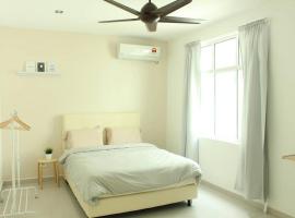 NEW SEAVIEW Cozy Modern Beach House, hytte i Tanjung Bungah