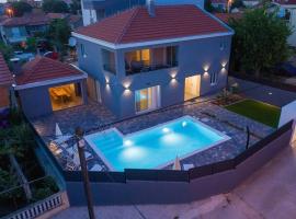 Villa Danica with pool, hotell i Bibinje