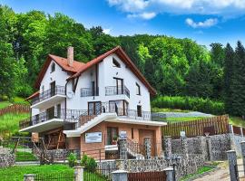 Charming Villa in a Private Mountain Resort, lomakeskus kohteessa Braşov