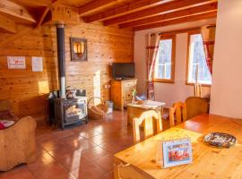Chalet Le Mélézin hameau des Chazals Nevache Hautes Alpes, hotel di Névache