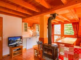 Chalet L'Eitièro hameau des Chazals Nevache Hautes Alpes、ネヴァッシュのホテル