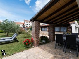 Charming stone cottage by the sea, hotel v Umagu