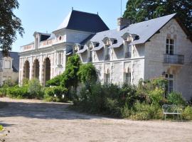 La Terrasse de L'Orangerie du Château - Art Nouveau - GITE 2 Personnes, hôtel à Brain-sur-Allonnes