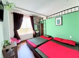 Homestay Xì Trum、ダナンにあるダナン国際空港 - DADの周辺ホテル