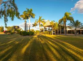 Albert Park Motor Inn-KING BEDS-POOL-SHADED PARKING, hotelli kohteessa Longreach