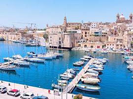 Vittoriosa' Seafront 2 Bed Highly Furnished Apartment, hotel din Vittoriosa