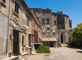 Casa Vacanze La Piazzetta del Castello, hotel amb aparcament a Montecalvello