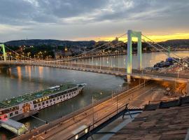 Viesnīca Riverside flat with King Castle view Budapeštā, netālu no apskates objekta termālā pirts Rudas