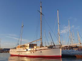 Historic Wooden Ship 'MFV119', paatelamu sihtkohas East Cowes