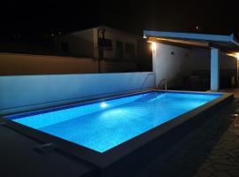 Apartmani "Allegro", hotel with pools in Podaca