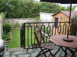 Spacious Quentoinise Town House, cottage in Saint-Quentin