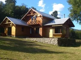 Cabañas Los Canelos Pucon, Hermosa Granja de 20 hectaréas a orillas del Río Liucura
