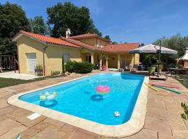 Chambres dans villa avec piscine, отель с парковкой в городе Gleizé