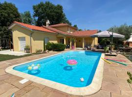 Chambres dans villa avec piscine, B&B in Gleizé