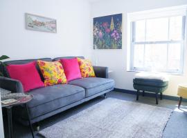 New street Luxury town house in the centre of Holt with free PARKING for one car, villa in Holt