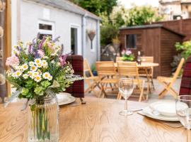 Dormie Cottage, lovely bright and spacious bungalow with wood fire, hotell i Ballater