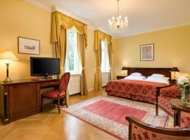 Castle Hotel Grof Degenfeld Superior، فندق في تاركال