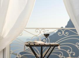 Casa Romelide Positano Amazing view, free parking along the street, free breakfast basket, hotel in Positano
