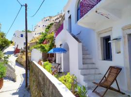 Traditional Family House, ground floor with yard, Hotel in Kóronos