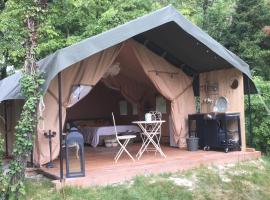 Les Toiles de La Tortillère tentes luxes safari lodge glamping insolite, povoljni hotel u gradu 'Marçay'