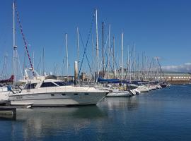 BOAT APPART TITANIC Cherbourg motor yacht &agrave; quai ROSE STAR, barco em Cherbourg en Cotentin