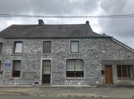 Petite maison à la campagne, hotel dengan parkir di Couvin