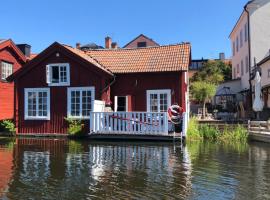 Stugan med Bryggan i Gamla Staden, beach hotel sa Eskilstuna