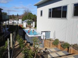 Luxury Retreat with Swim Spa, cabaña o casa de campo en Taupo