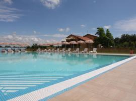 Country House Country Club, hotel con piscina a Noghera