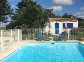 Studio avec piscine, hotell i Beauvoir-sur-Mer