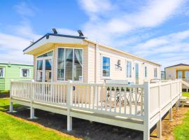 Big Skies Platinum Plus Holiday Home with Wifi, Netflix, Dishwasher, Decking, campsite in Camber