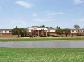 Days Inn and Suites by Wyndham Sikeston